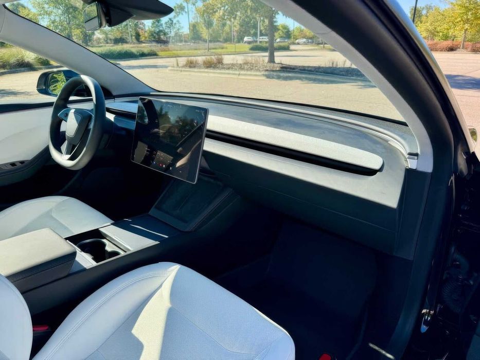 Tesla Model 3 Long Range      2025