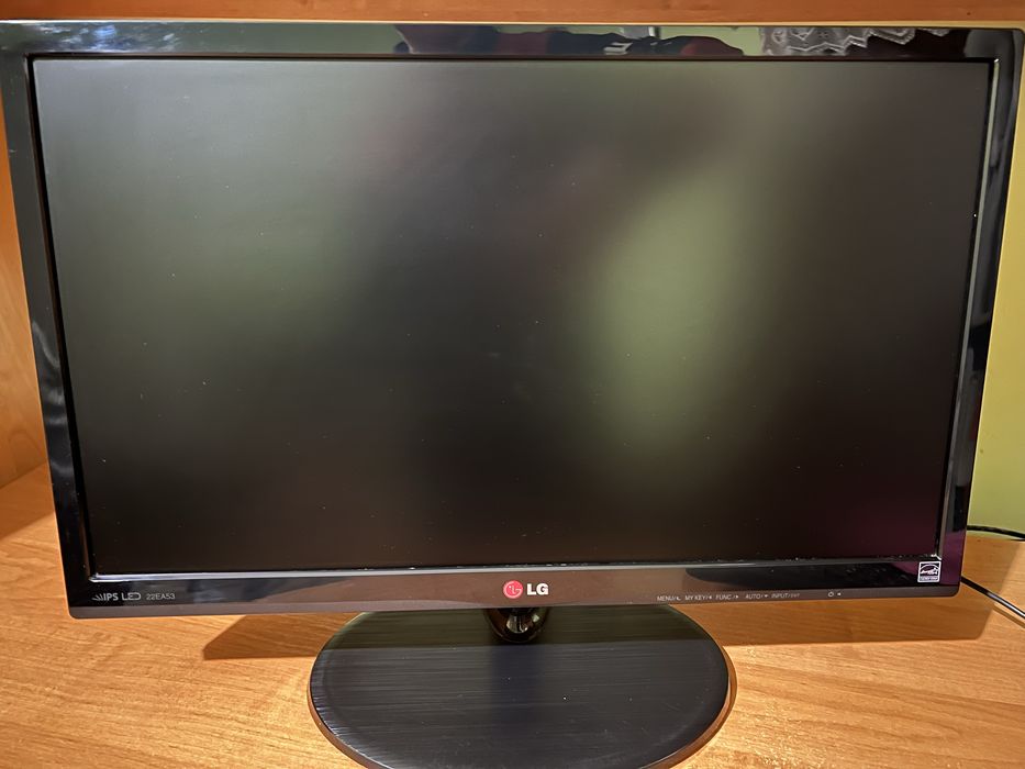 Монітор LG повнісю робочий
