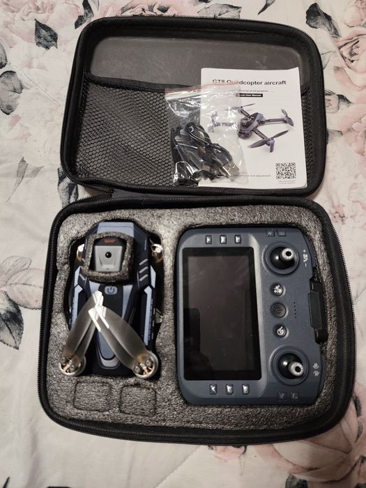 Drone 4k GT8 com comando que possui um ecrã LCD integrado.