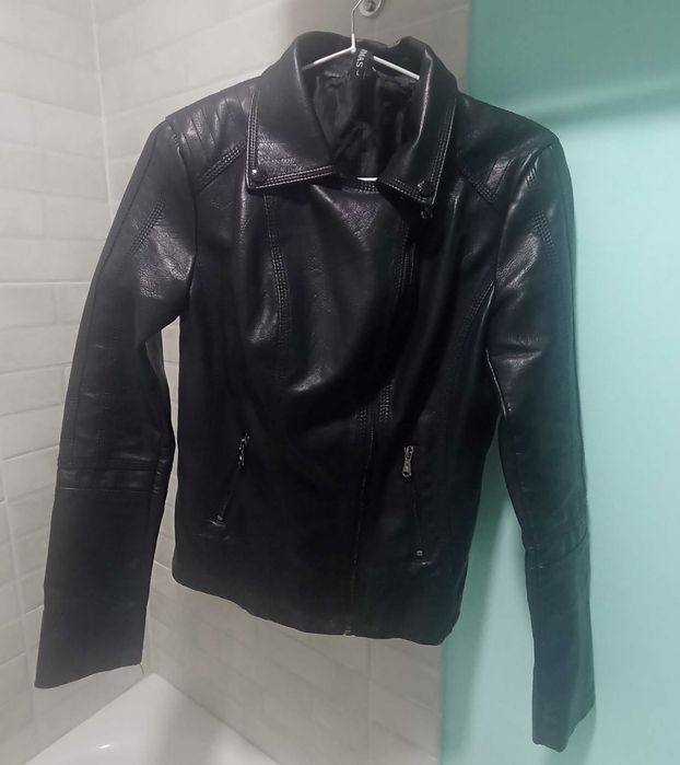 Шкіряна куртка для дівчини