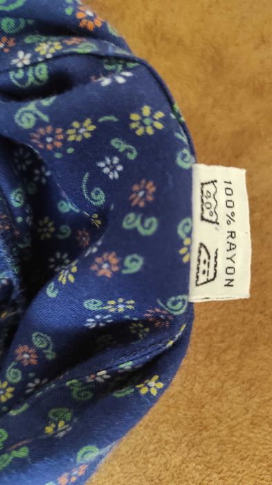 Urocza bluzka koszulowa. 100% rayon- sztuczny jedwab