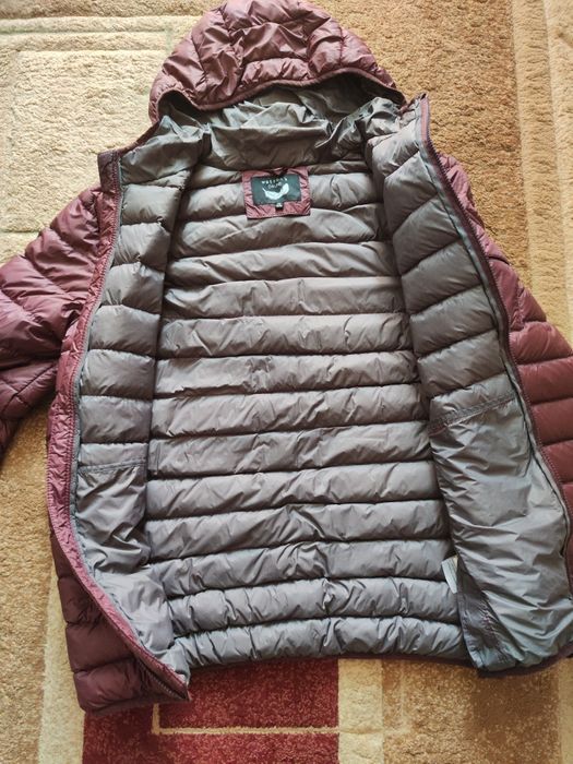 Продам куртку на пуху .