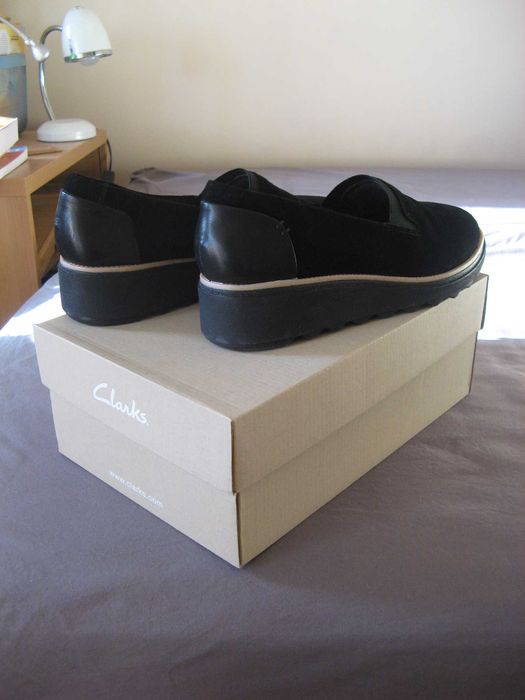 Czarne mokasyny marki Clarks