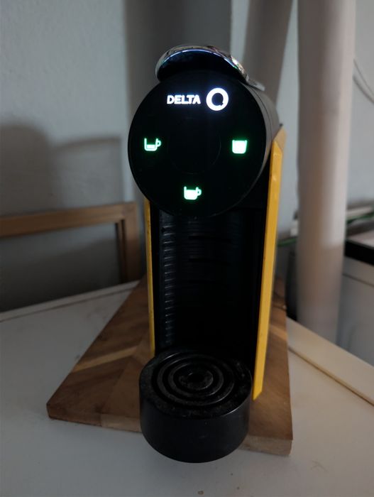 Máquina de café delta amarela