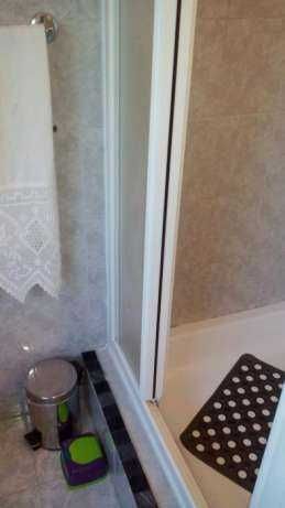 Cabine de duche, base e torneira