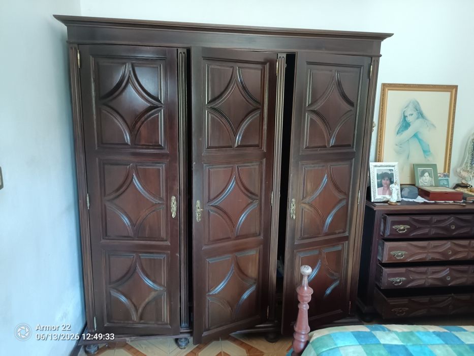 Quarto Antigo Completo..Cama/ Roupeiros /mesinhas de cabeceira/Colchão/Baú