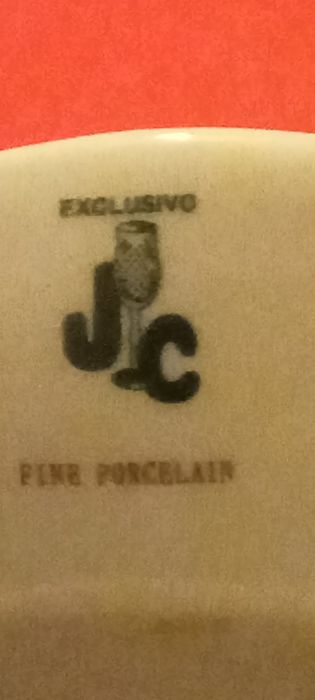 Cinco pratos o grande é de porcelana e cinco peças de vidro