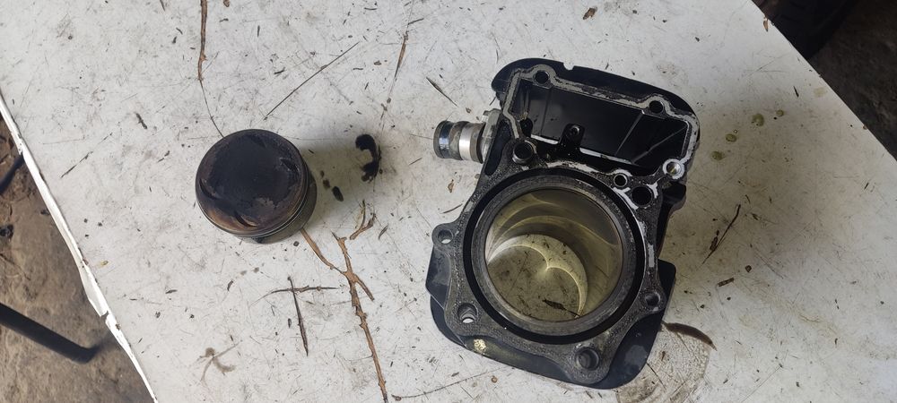 Suzuki vz 800 maruder cylinder tłok tył