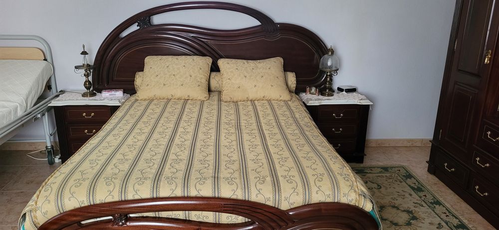 Cama e mesas de cabeceira com pedra mármore