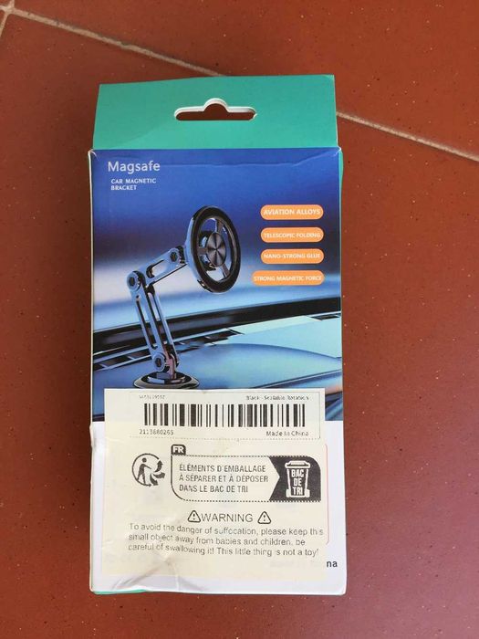 Suporte magnético para telemóvel -- uso no carro