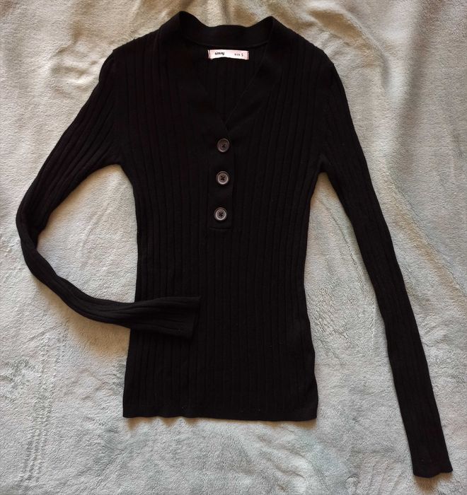 Czarny sweter w serek S, guziki