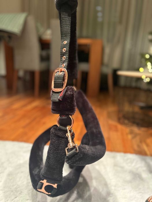 Kantar Covaliero z czarnym futrem i okuciami rose gold