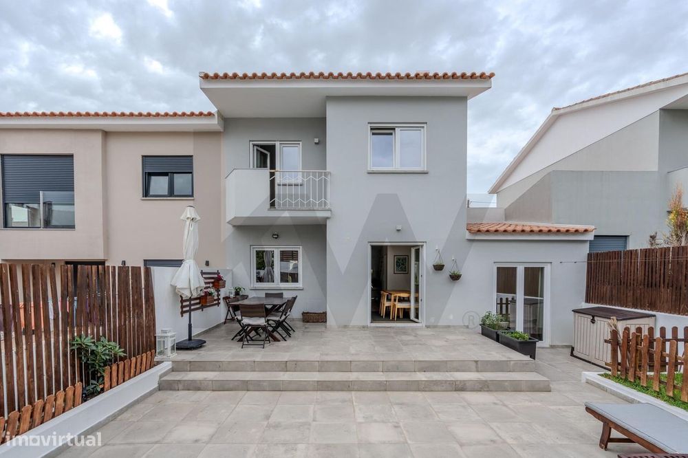 Moradia T3 Remodelada com Jardim, Terraço e Garagem em São Domingos de