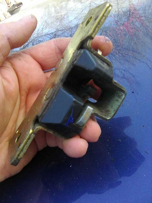 Замок багажника на Опель Тигра.