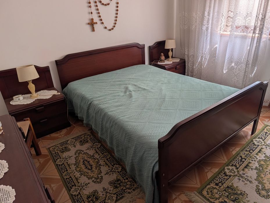 Vendo mobiliário quarto casal  madeira maciça