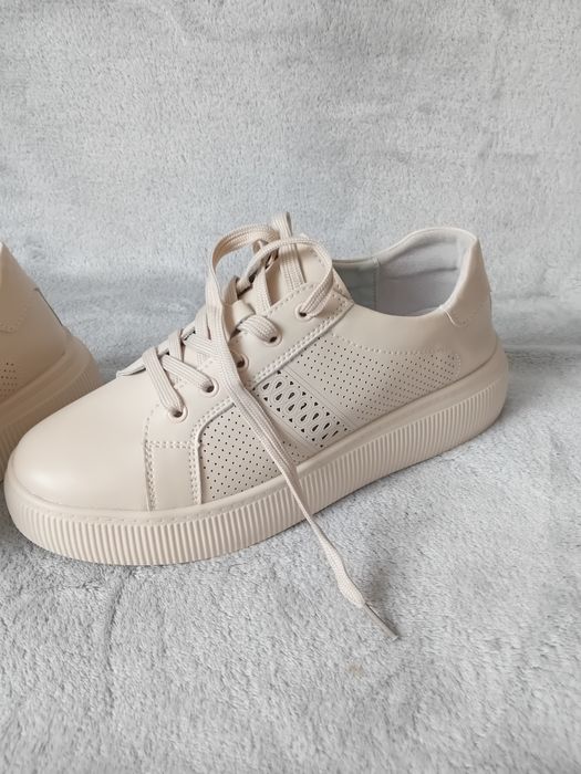 Beżowe sneakersy damskie.