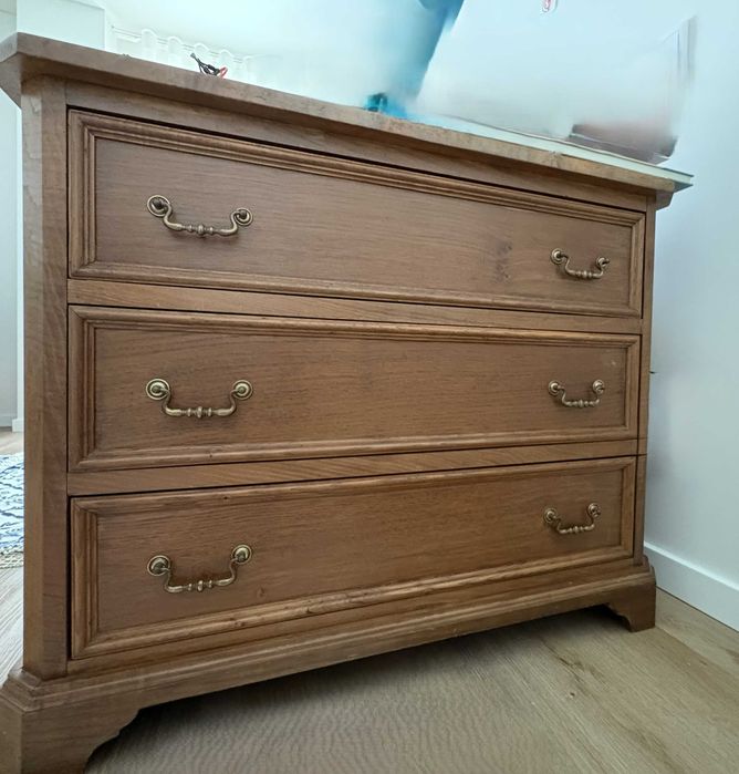 Cómoda em madeira maciça