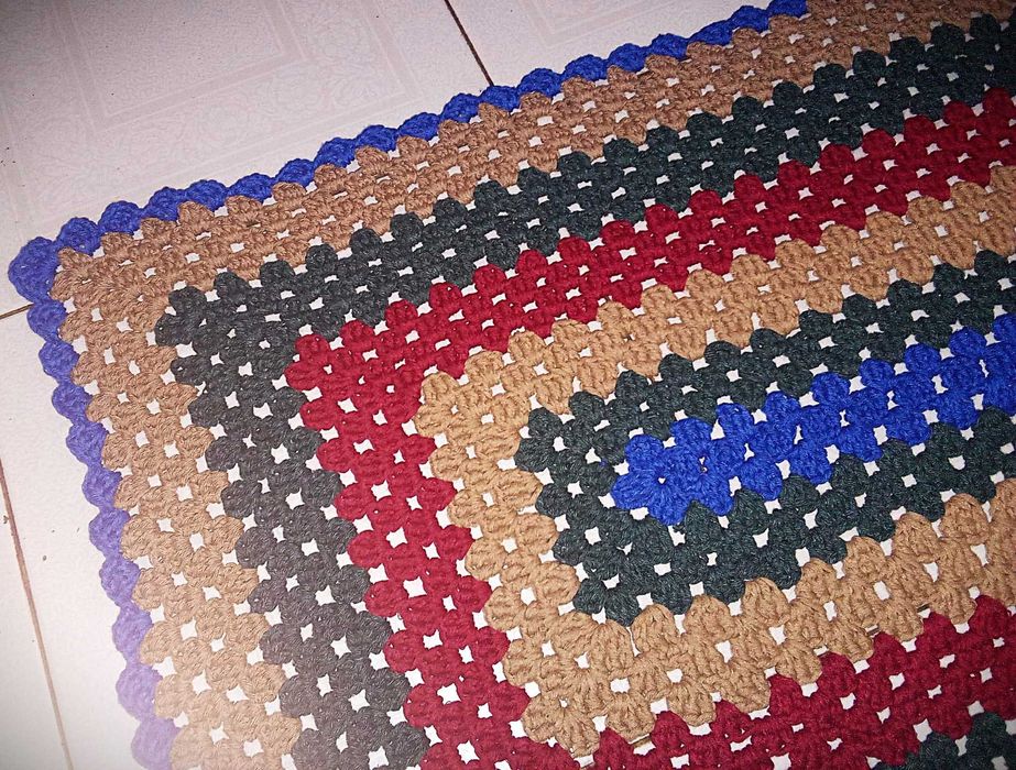 Tapete em crochê nas cores azul, verde, castanho e bordou feito à mão