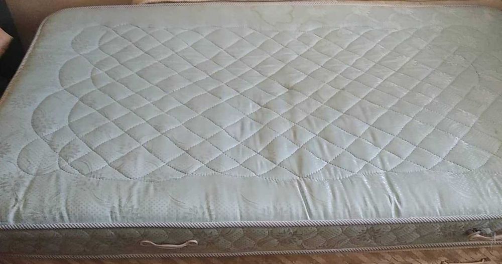 Colchão de Mola Solteiro 1,83 x 1,00 muito Bom Estado agora SÓ 35,99€.