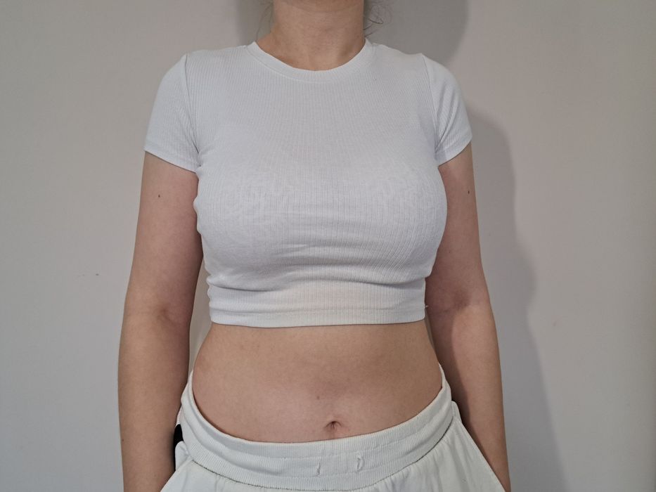 Biały prążkowany crop top, krótki rękaw - FB Sister