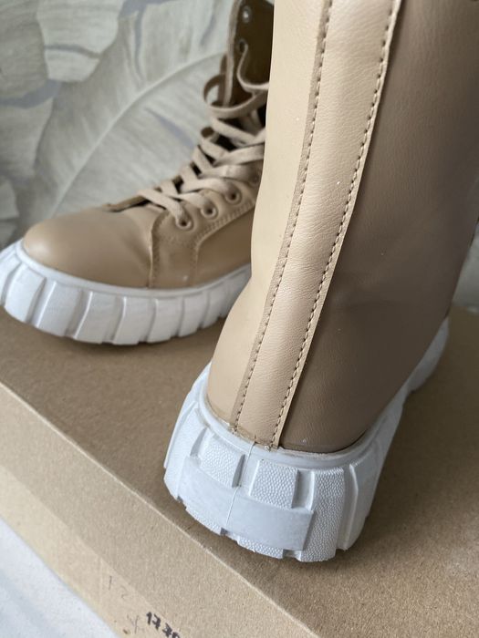 Ботинки бежеві на шнурівці з шкірзаму, білі шкіряні