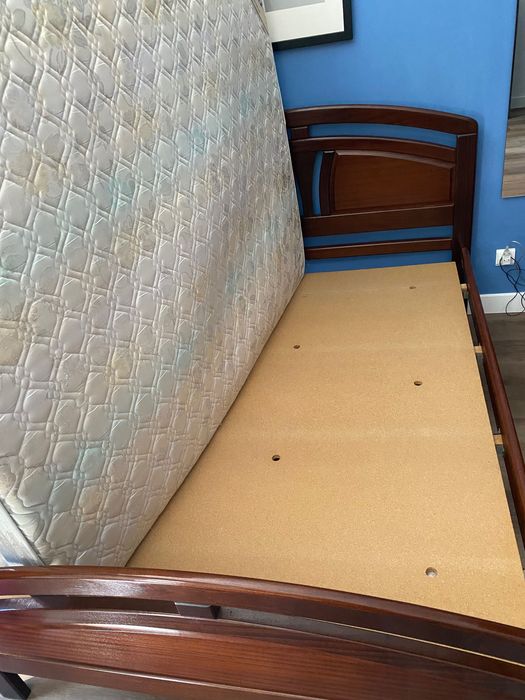 Cama em madeira de castanho