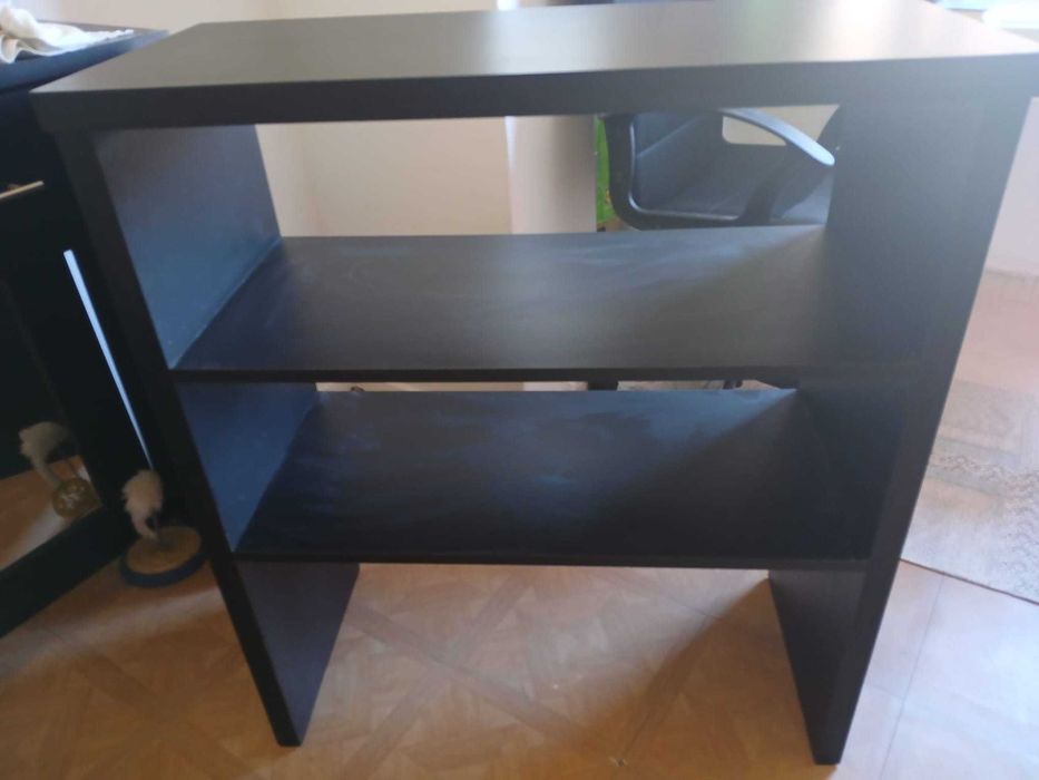 Móvel com duas prateleiras