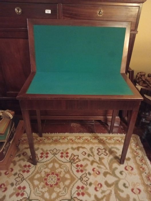 Mesa de jogo em madeira