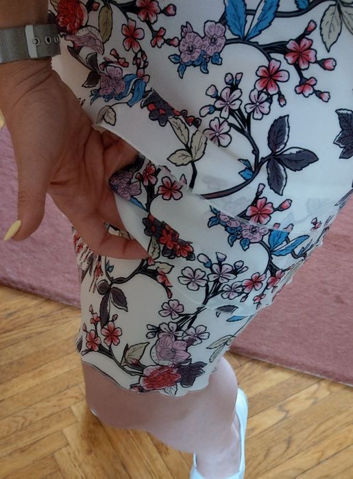 Kremowo-biała sukienka w kwiaty. Rozm. 44. Letnia. DeFacto