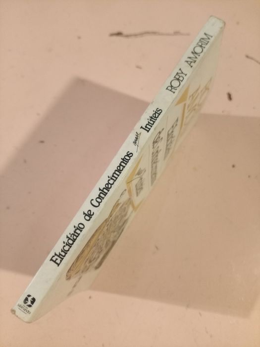 Livro Elucidário de conhecimentos quase inúteis