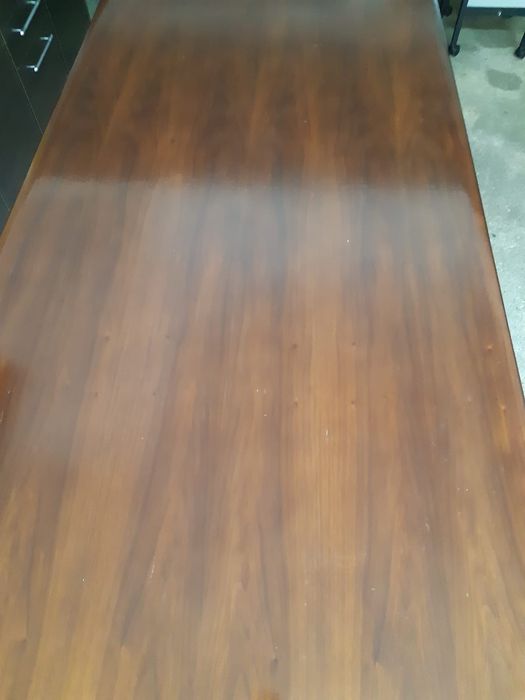 Mesa de reuniao em madeira e ferro