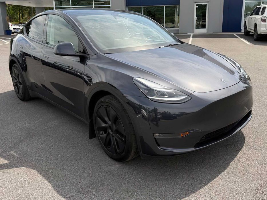 Tesla Model Y Long Range      2025