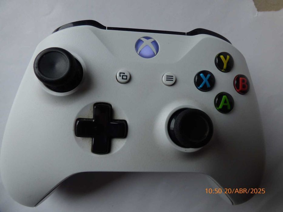 Comando Xbox One S com AVARIA; Liga, foto1; para PEÇAS; Ler anuncio