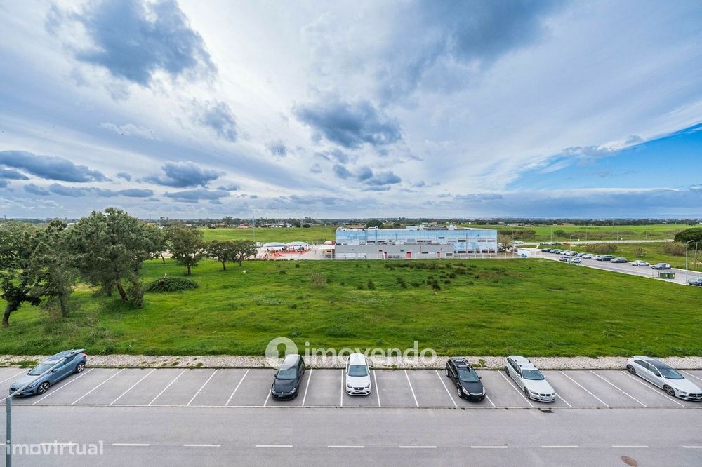 Apartamento T2 com estacionamento, na Urbanização Vale Flores
