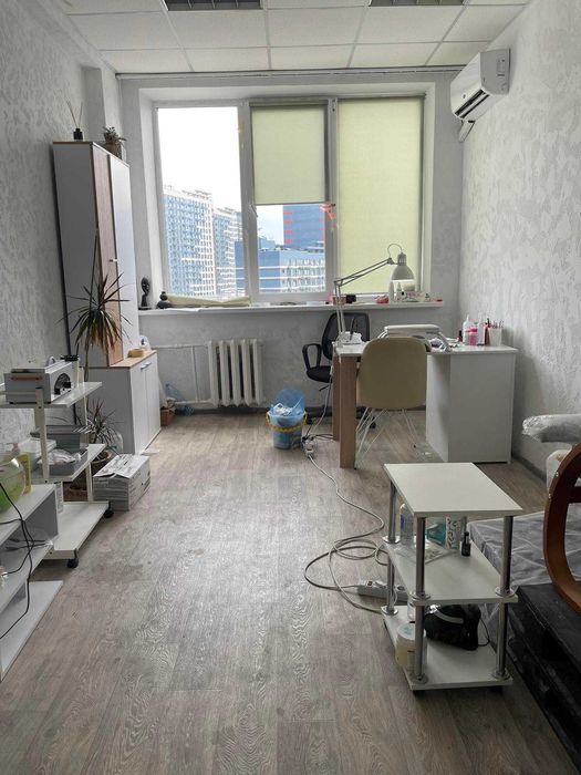 Здам офіс 17 м2, бізнес центр біля метро Лівобережна,вул. Сверстюка 19