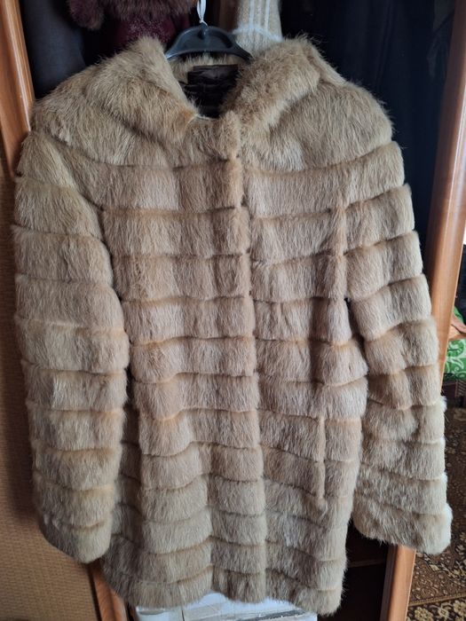 Продам жіночу шубу з нутрії б/у