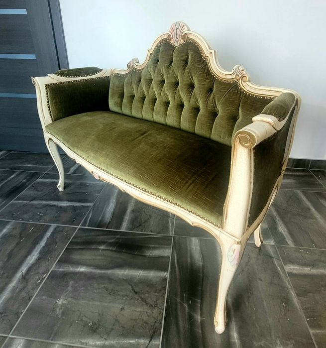 Mała sofa z podnóżkiem