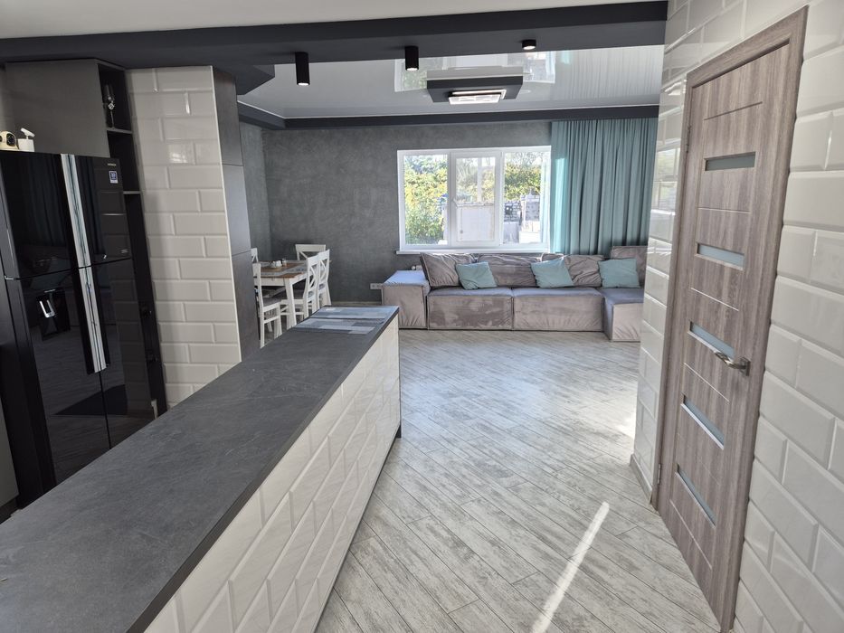 Будинок біля води. Перша лінія