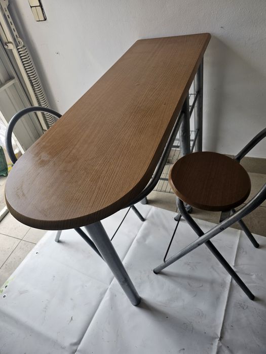 Mesa com 2 cadairas. Estato norml.