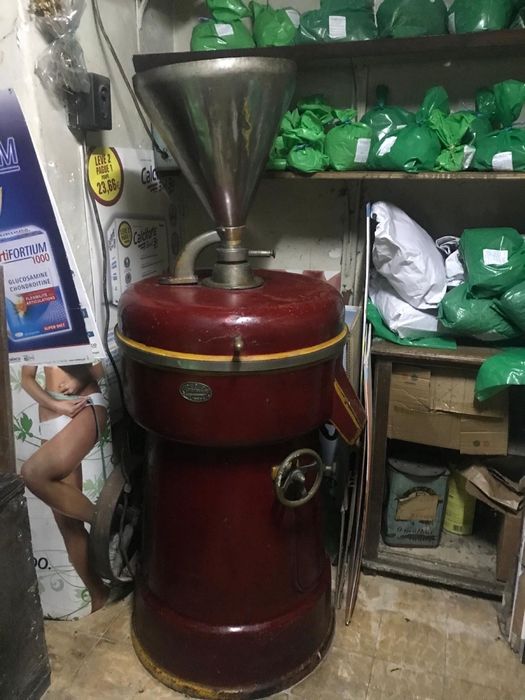 Moinho de café e cereais antigo