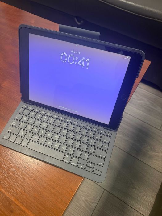 Tablet iPad 5(8 generacja) 32 GB plus Logitech Slim Folio