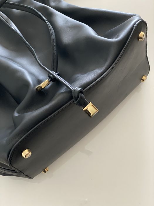 Bolsa bucket em pele preta com pochete interior