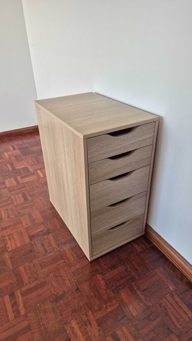 Móvel com gavetas IKEA Alex madeira