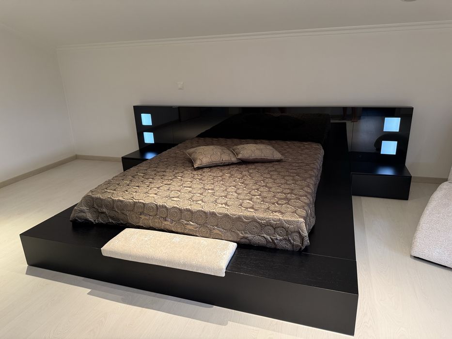 Cama nova, quase nunca usada! Grande e muito bonita