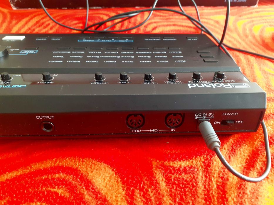 Roland CR-1000, caixa de ritmos 'vintage'