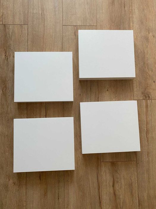 Białe półki ścienne