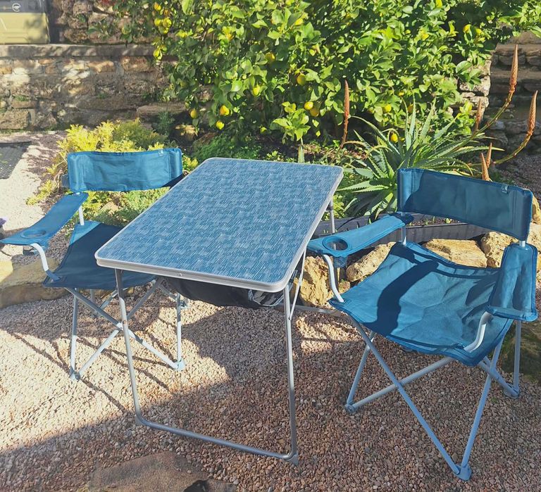 Conjunto de campismo – mesa + 2 cadeiras (como novo)