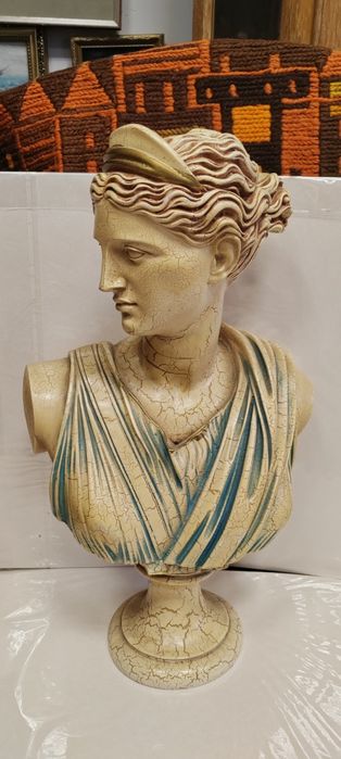 Para rzeźb ,popiersia Apollo i Artemida