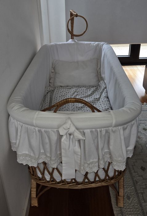berço de vime (ou alcofa) para bebé