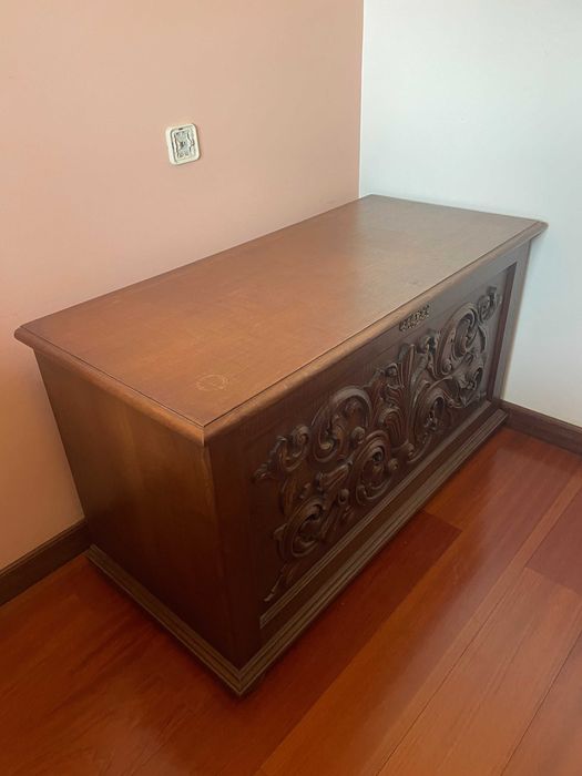 Arca em Madeira Maciça Entalhada — Peça Decorativa